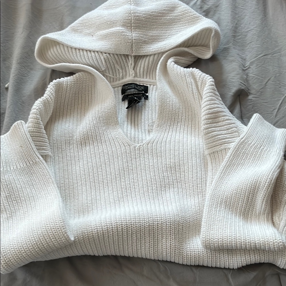 White V-Neck Sweater with Ribbed Knit and Pullover Style